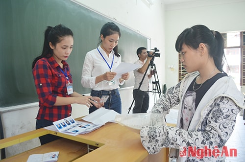 Thí sinh làm  thủ tục thi tại Hội đồng thi Trường Đại học Vinh.  Ảnh: N.k