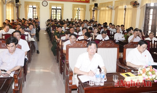 Các đại biểu và cử tri tham dự buổi tiếp xúc.