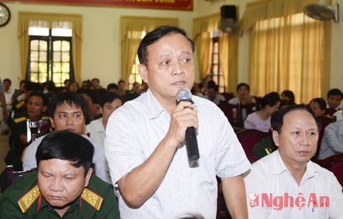 Cử tri nêu ý kiến với các đại biểu Quốc hội.