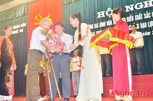 Trao bằng khen cho các gia đình văn hóa xuất sắc tiêu biểu cấp tỉnh. Ảnh: Mỹ Hà