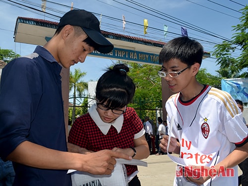 các thí sinh trao đổi bài sau môn thi Toán