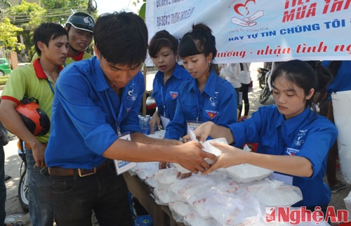 Trong thời gian các sĩ tử làm bài, những thanh niên tình nguyện cùng nhau chuẩn bị các suất cơm.