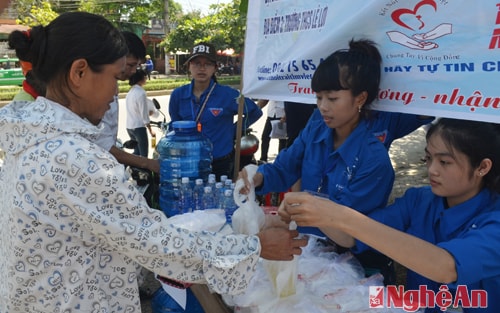 Sắp hết thời gian làm bài, nhiều phụ huynh tranh thủ đến nhận cơm.