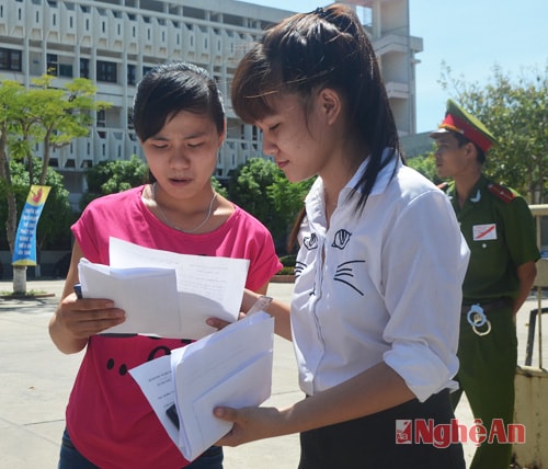 Các thí sinh trao đổi bài sau môn thi Vật lý.