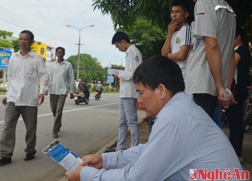 Nhiều người giết thời gian bằng cách chăm chú đọc các tờ rơi quảng cáo của các trường đại học, cao đẳng. Họ tâm sự rằng, nếu sau này con mình khồn đậu đại học, họ sẽ tìm cơ hội ở những trường đang phát tờ rơi quảng cáo này.