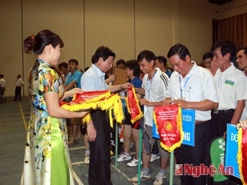 Lãnh đạo LĐLĐ tỉnh trao cờ lưu niệm cho các đoàn.