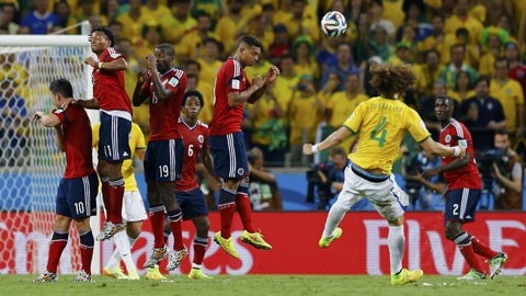 Tình huống David Luiz ghi bàn nâng tỷ số lên 2-0 cho Brazil