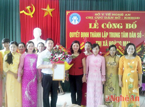 Đồng chí Nguyễn Thị Hồng Hoa trao Quyết định thành lập Trung tâm DSKHHGĐ TX Hoàng Mai