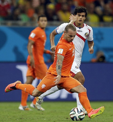 Sneijder có một trận đấu kém may mắn với hai pha dứt điểm trúng cột dọc và xà ngang