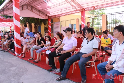 Đông đảo khán giả, phụ huynh theo dõi các em nhỏ tập luyện