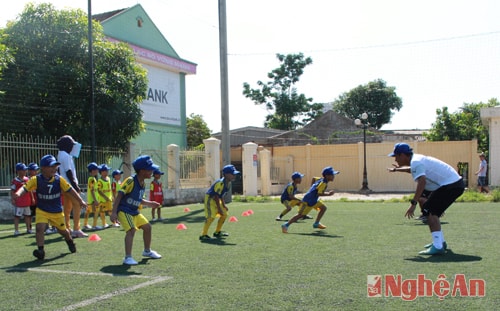 Các em nhỏ hào hứng với các bài tập của các huấn luyện viên Nhật Bản