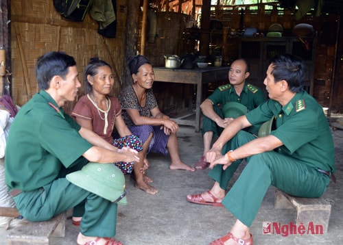Thăm gia đình bà La Thị Kỳ ở bản Cò Phạt - xã Môn Sơn
