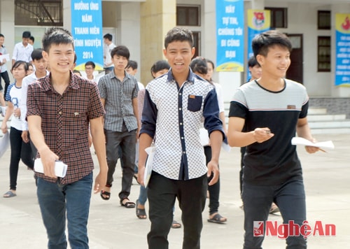 Thí sinh phấn khởi sau khi hoàn thành môn thi cuối cùng. Ảnh: nguyên khoa