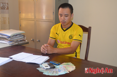 Cao Trọng Tài và các tang vật công an Diễn Châu thu giữ.