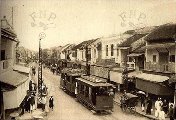 “Chuyện cũ Hà Nội” đưa độc giả về với một Hà Nội xưa cũ, cổ điển.