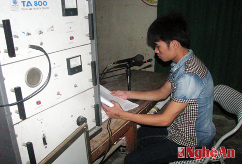 Anh Bùi Anh Tuấn – Trưởng đài TT xã Quỳnh Long đang phát thanh tuyên truyền về “ những điều lưu ý cho ngư dân đánh bắt xa bờ”