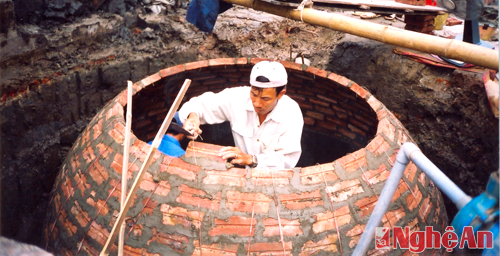 Xây dựng hầm biogas để sử dụng khí sinh học.