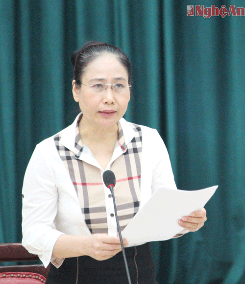 Đ.c Đinh Thị Lệ Thanh- Ủy viên BTV Tỉnh ủy, Chủ tịch UBND tỉnh chủ trì cuộc họp