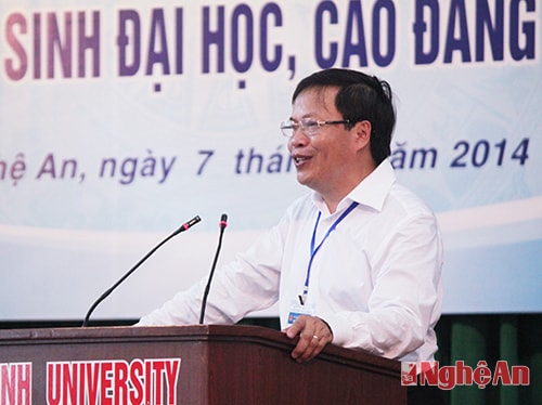 Đồng chí Đinh Xuân Khoa, Hiệu trưởng, Chủ tịch Hội đồng coi thi cụm thi Vinh
