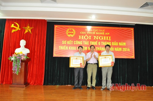 Trao Huân chương lao động hạng 3 cho 2 cá nhân có thành tích xuất sắc