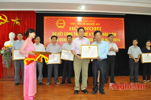 Trao Bằng khen của Tổng cục thuế cho 10 tập thể lao động xuất sắc năm 2013