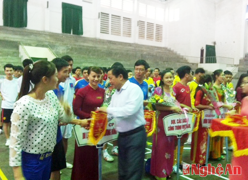 Đ/c Lô Trung Thành – Phó giám đốc Sở VHTTDL Nghệ An tặng hoa và cờ lưu niệm cho các đơn vị tham gia