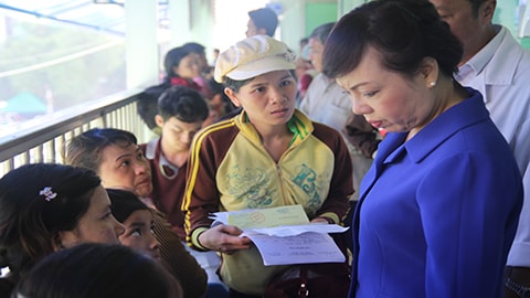 Một bệnh nhân than phiền với Bộ trưởng Y tế về cơ chế hành chính phiền toái - Ảnh: Thanh Huyền