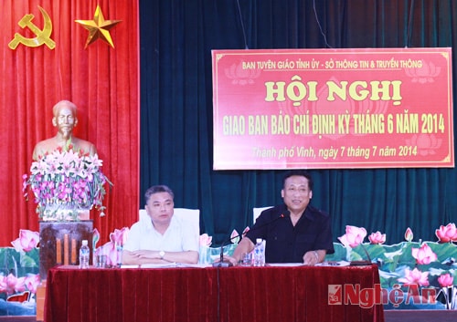 Các đồng chí Lê Bá Hùng và Hồ Quang Thành chủ trì buổi giao ban.