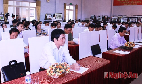 Các đại biểu dự buổi lễ.
