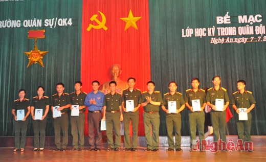 Đại diện Bộ CHQS tỉnh và tỉnh đoàn trao quà khen cho giáo viên lớp học