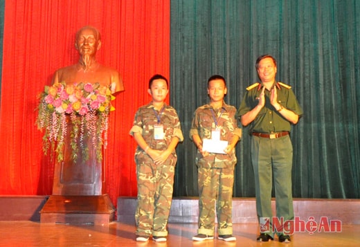Lãnh đạo QK4 khen thưởng các tiểu đội rèn luyện tốt