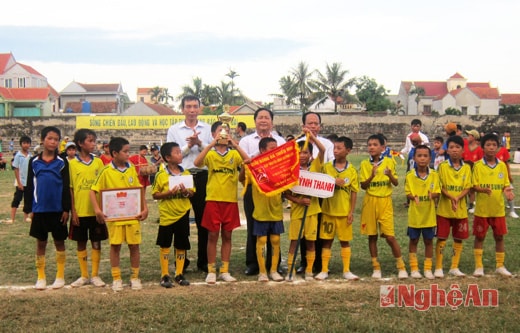 Đồng chí Lô Trung Thành - Phó Giám đốc Sở VH-TT&DL và đại diện nhà tài trợ cùng lãnh đạo huyện Quỳnh Lưu trao giải và cúp cho đội vô địch Quỳnh Thanh