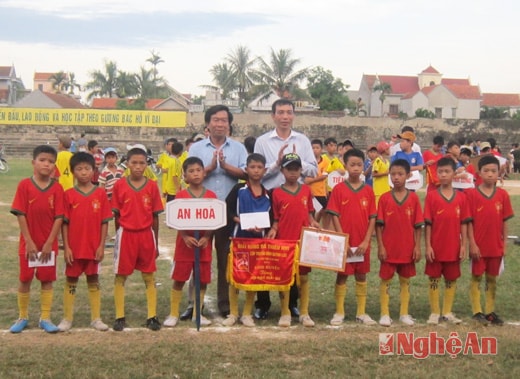Đại diện nhà tài trợ và lãnh đạo huyện Quỳnh Lưu trao giải nhì cho đội An Hòa
