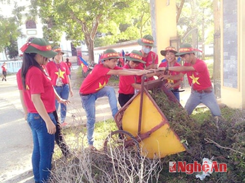 Đoàn HEC tổng vệ sinh tại Khu tưởng niệm các anh hùng liệt sĩ (Kim Liên)