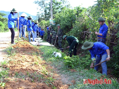 Đoàn thanh niên Đồn BP Môn Sơn và thanh niên tình nguyện Đại học Vinh nạo vét kênh mương.