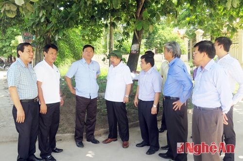 Bộ trưởng Đinh La Thăng và lãnh đạo tỉnh kiểm tra tiến độ thi công Quốc lộ 1A, đoạn qua địa bàn Nghệ An.