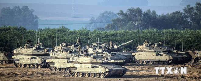 Xe tăng Israel được triển khai gần khu vực giáp giới với Dải Gaza ngày 8/7. (Ảnh: AFP/ TTXVN)