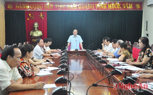 Đồng chí Trần Hồng Châu chủ trì buổi làm việc.