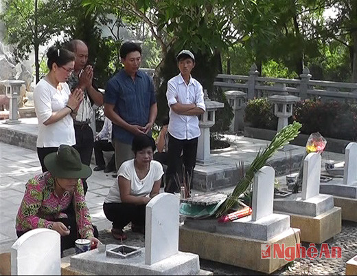 Thân nhân các liệt sỹ thắp hương tại Nghĩa trang trường Sơn.