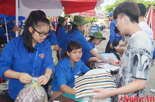 Các sinh viên tình nguyện trả đồ cho thí sinh sau khi kết thúc thời gian làm bài.