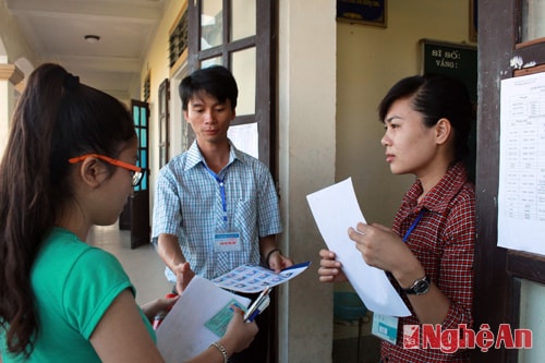Giám thị gọi thí sinh vào phòng thi