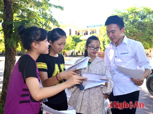 Trao đổi bài sau giờ thi tại điểm Trường THPT chuyên Phan Bội Châu (TP. Vinh). Ảnh: Nguyên Khoa