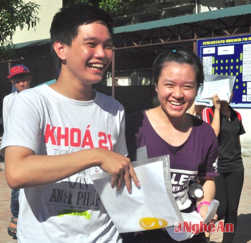 Rạng rỡ sau môn thi thành công. Ảnh: M.H