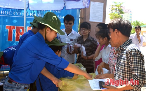 Sinh viên tình nguyện trả đồ cho thí sinh sau khi kết thúc buổi thi. Ảnh: Nguyên Khoa