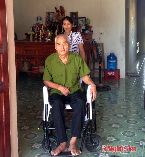 Bác Nguyễn Xuân Liễu (xã Hưng Lam, Hưng Nguyên) trong căn nhà vừa được xây mới từ nguồn vốn của Quyết định 22.