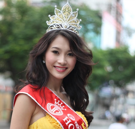 Đặng Thu Thảo đăng quang vào năm 2012. Người đẹp đồng bằng sông Cửu Long chiếm trọn tình cảm của công chúng sau khi trở thành hoa hậu nhờ nhan sắc ngọt ngào, gương mặt nhỏ nhắn, thanh thoát và tươi tắn.