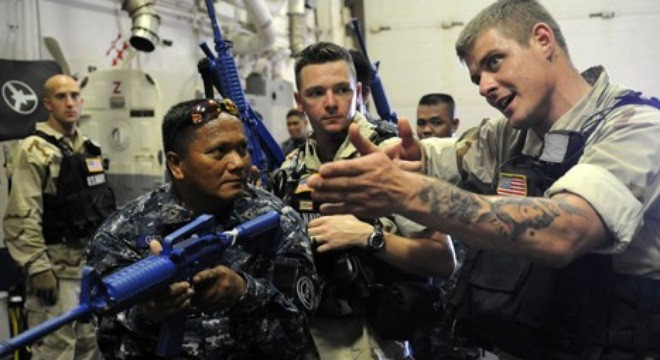 Binh sĩ Mỹ tham gia công tác huấn luyện cho lực lượng tuần duyên Philippines - Ảnh: Navy.mil