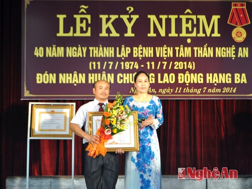 Đồng chí Đinh Thị Lệ Thanh - Ủy viên Ban Thường vụ, Phó chủ tịch UBND tỉnh trao Bằng khen của Thủ tướng Chính phủ cho Giám đốc bệnh viện