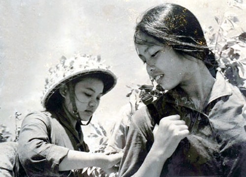 Thanh niên xung phong kiểm tra hành trang trước lúc lên đường, năm 1967. Ảnh tư liệu
