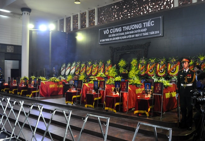 Lễ khâm liệm các chiến sĩ hy sinh trên chiếc Mi171 gặp nạn đã diễn tra lặng lẽ, trang nghiêm theo nghi thức Quân đội.